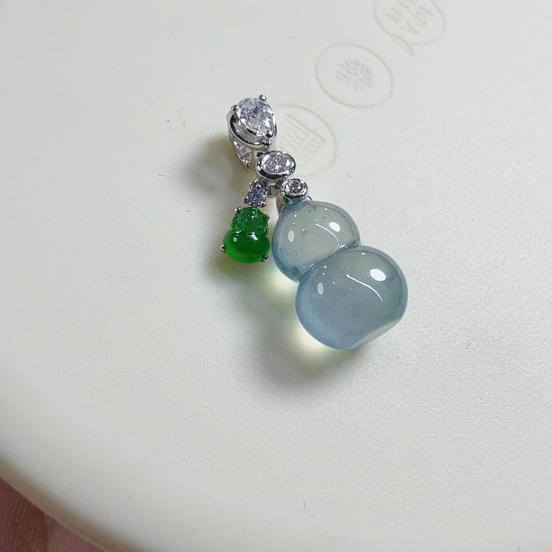 翡翠18K金镶嵌颈饰立体葫芦