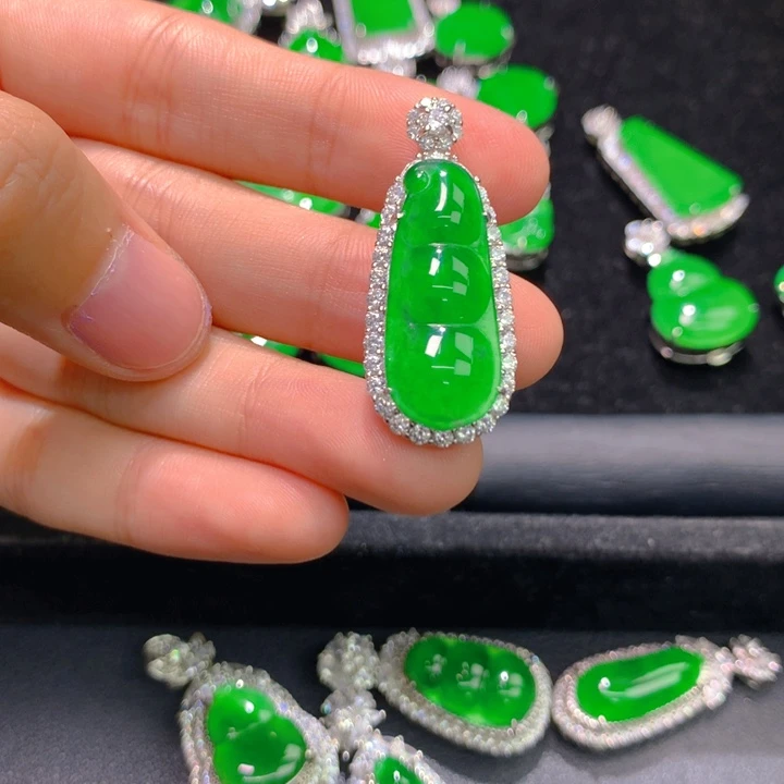 翡翠银S925镶嵌颈饰一个