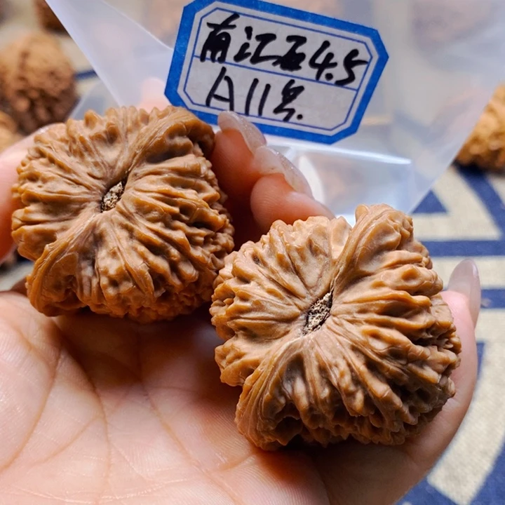 王***.文玩核桃把件南江石
