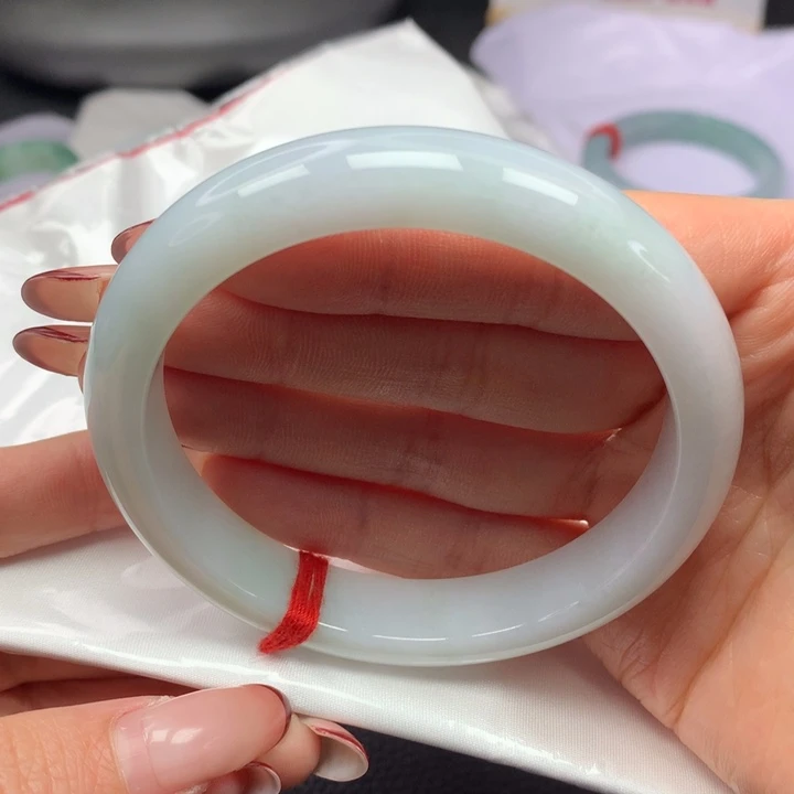 翡翠手镯未镶嵌柚****?61正圈