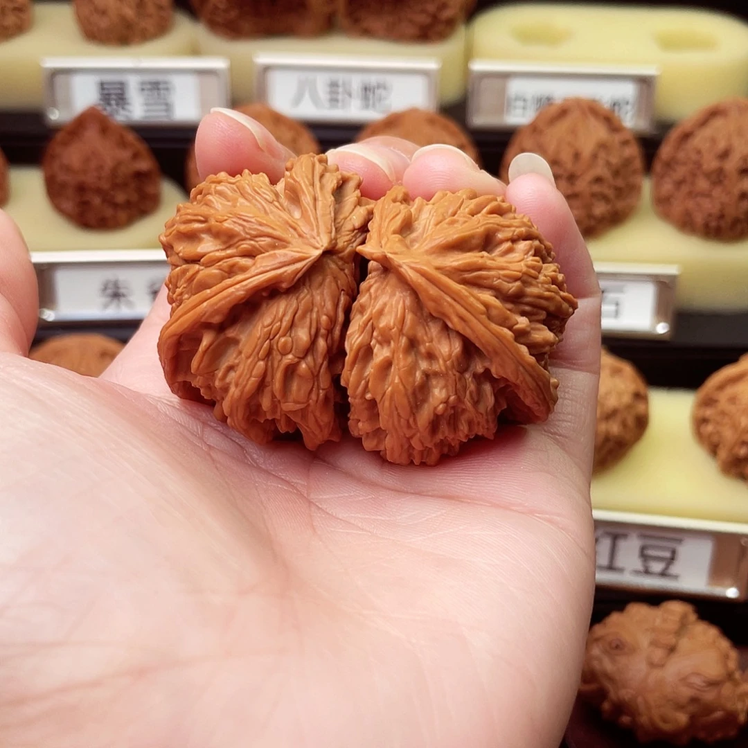 鸿***福吊坠文玩核桃白狮子飞蛇