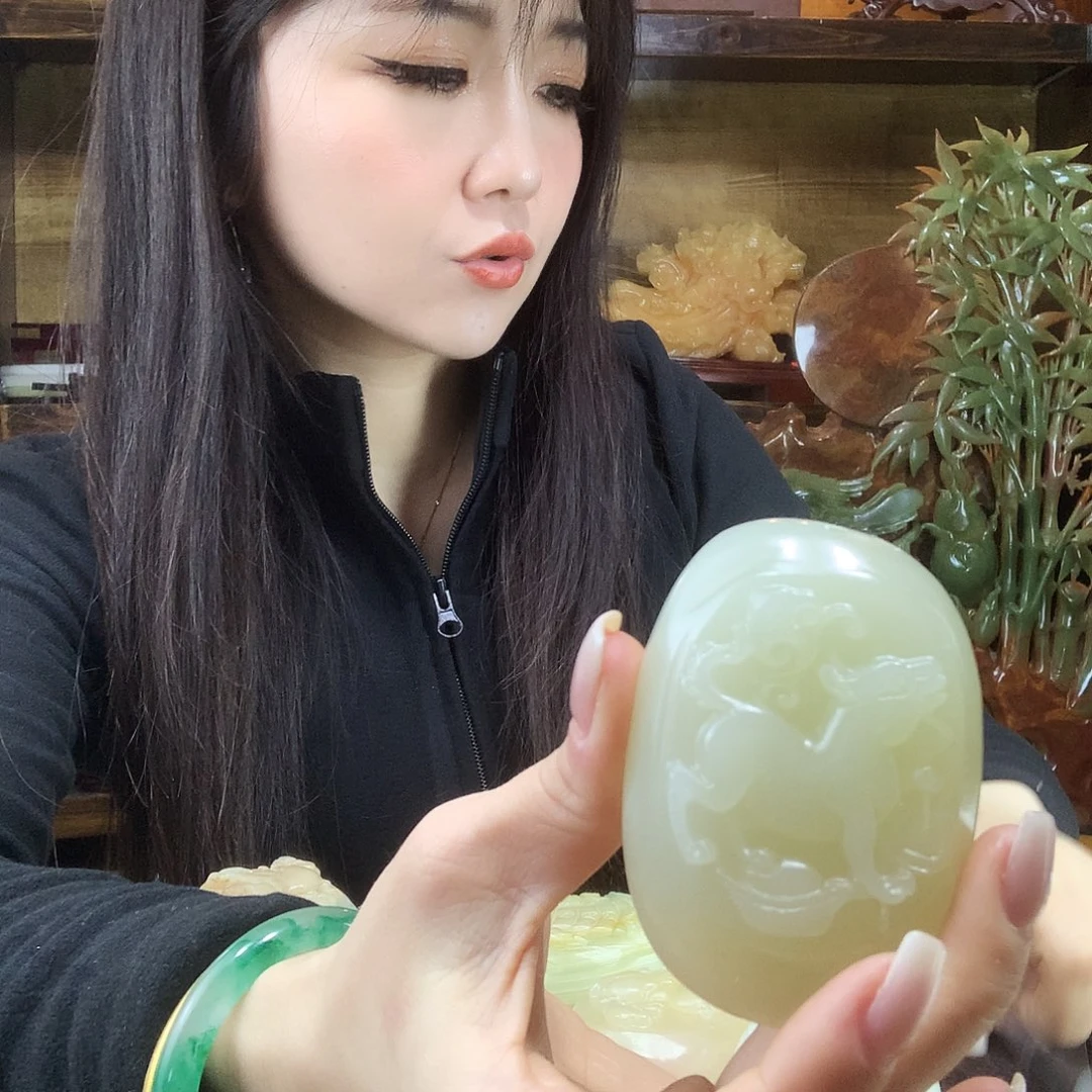 郜***车石材古青石手把件