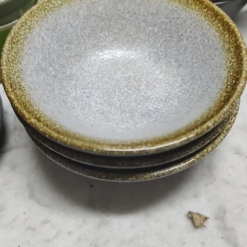 瓷片瓷片，各种摆件，均有瑕疵。沙锅！