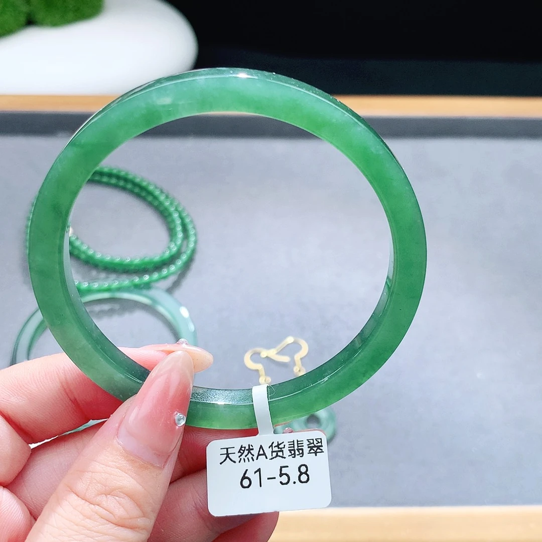 未镶嵌手镯（圆镯）翡翠