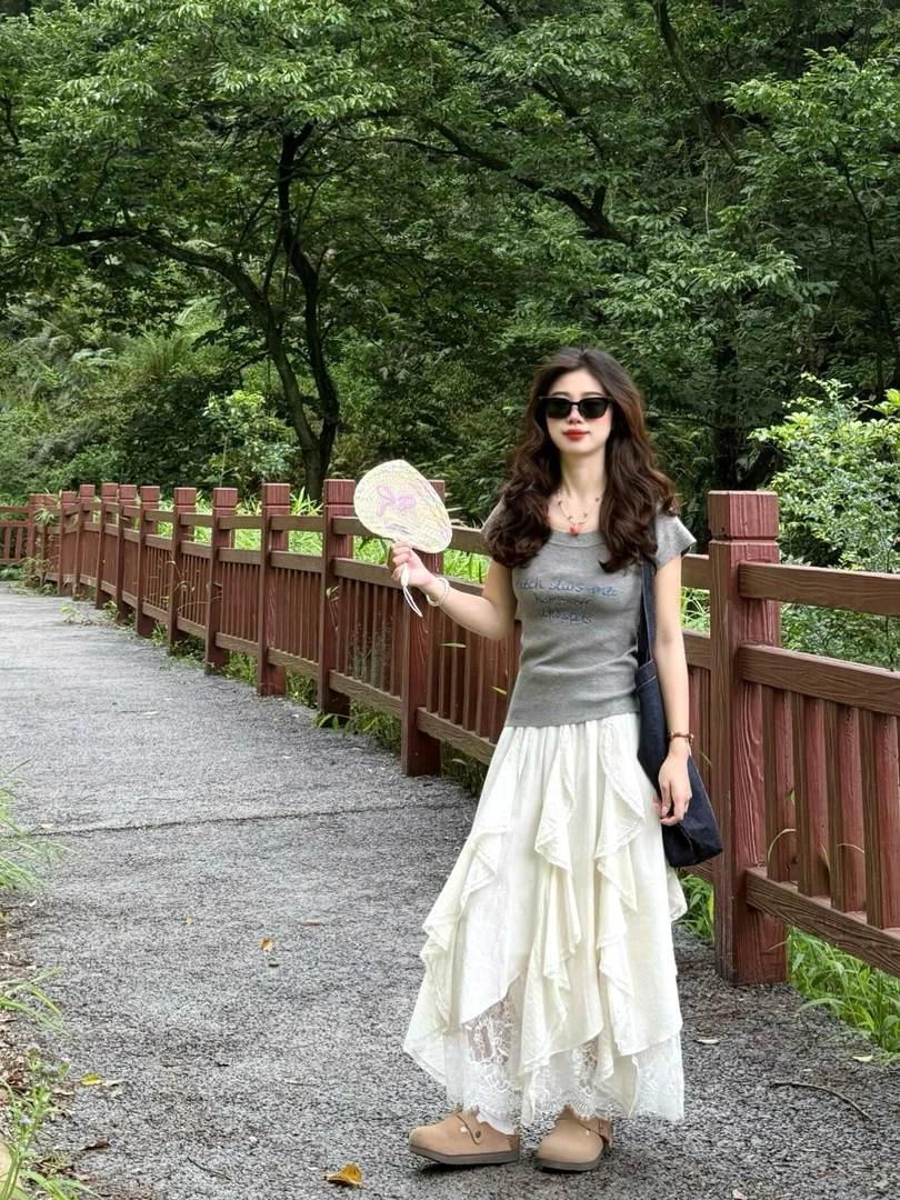 2025夏季新款韩系温柔风灰色字母T恤搭配不规则半身裙气质两件套