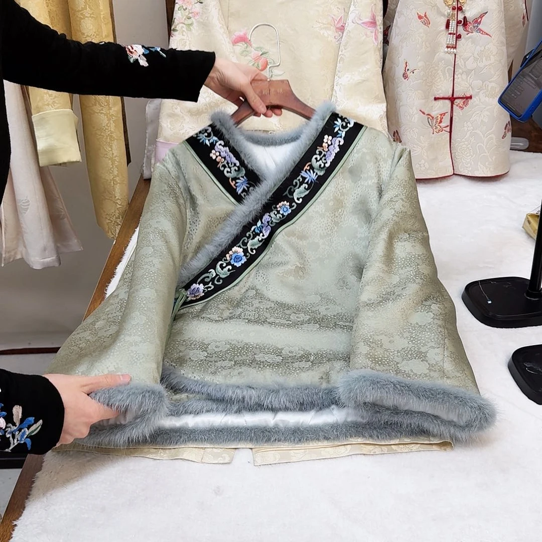 刺绣真丝茶绿色刺绣棉服