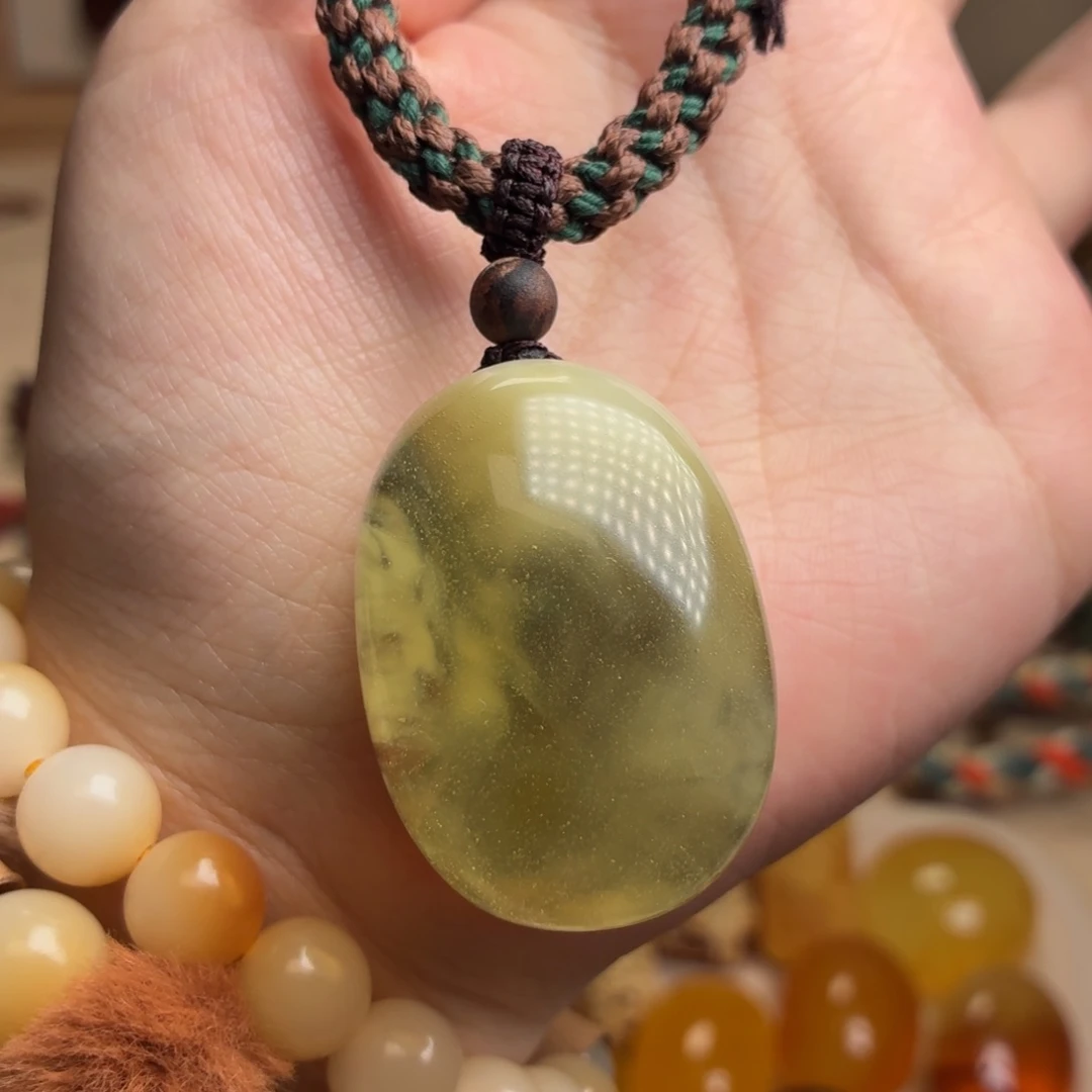 琥珀未镶嵌颈饰绿蜜