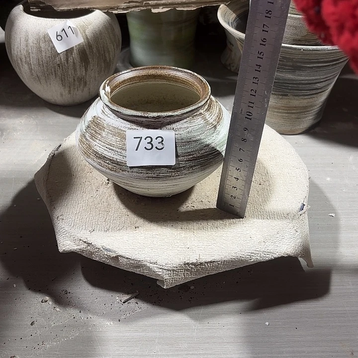 摆件陶高10，口8，有孔，微瑕疵处理733