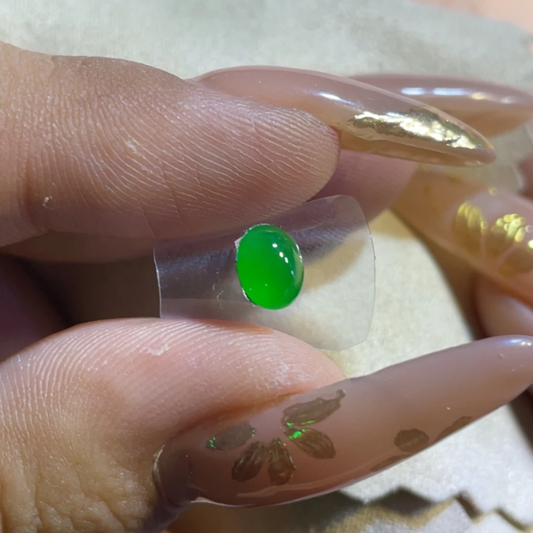 颈饰未镶嵌翡翠绿蛋面