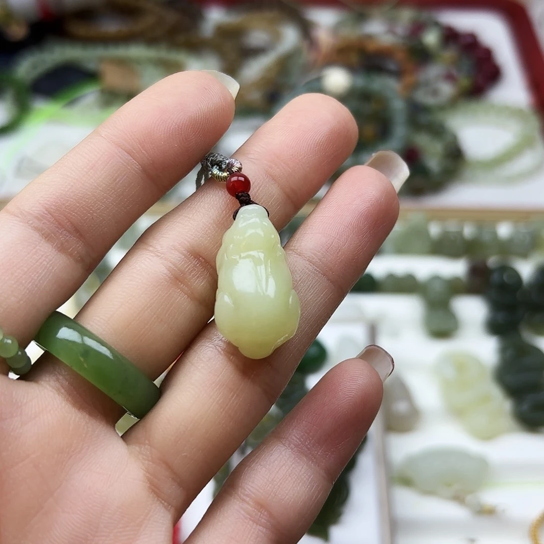 和田玉颈饰未镶嵌黄口貔貅