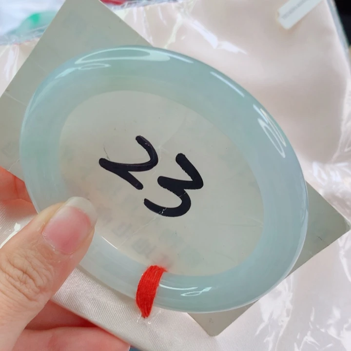 翡翠未镶嵌手镯（圆镯）果绿