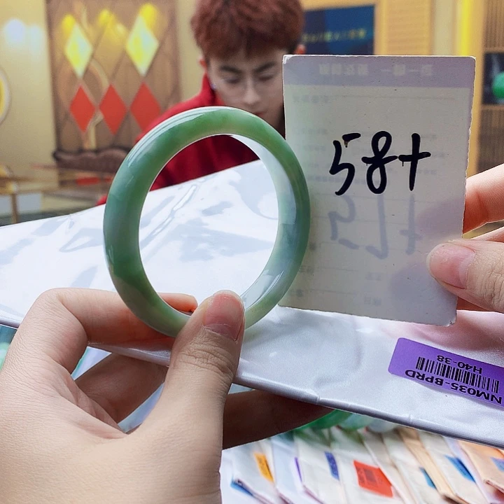 翡翠未镶嵌手镯900……