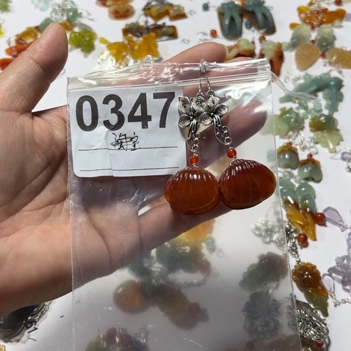 我***心合金蛇纹石玉耳饰