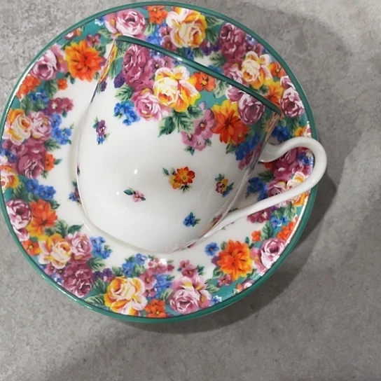 G****P瓷器和器皿为重点组成元素进行