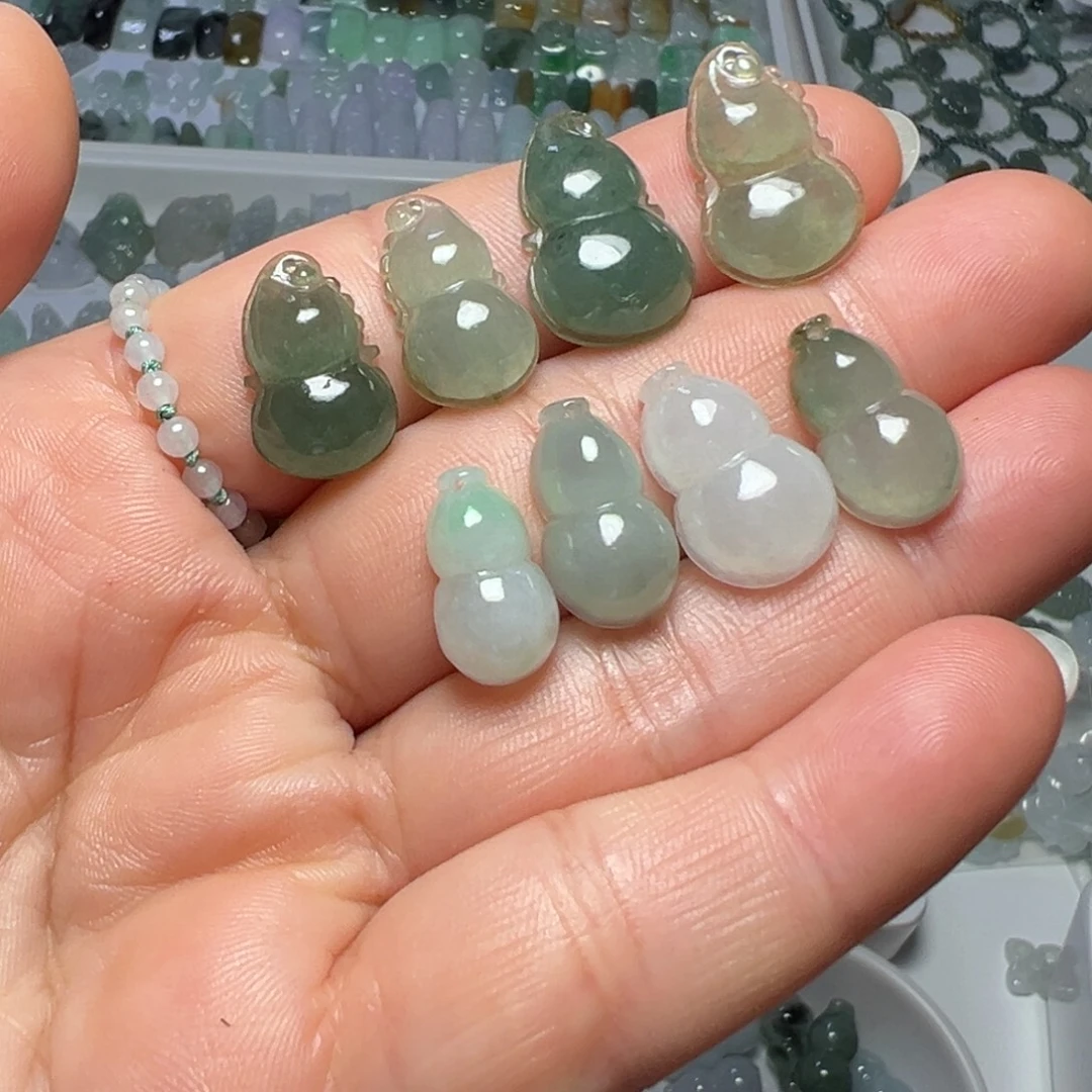 翡翠未镶嵌颈饰葫芦吊坠一个100块