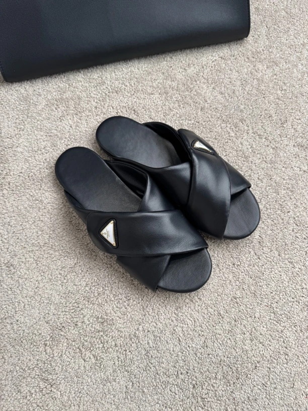 【柔软程度天菜】小羊皮三角徽标交叉魔术贴面包外穿平底拖鞋