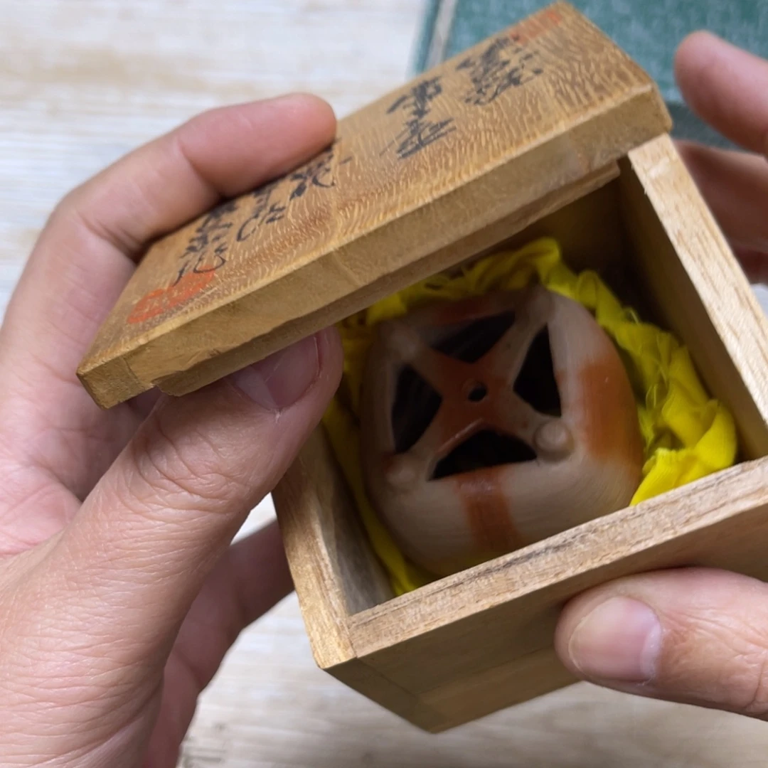 瓷片浅****腿密密麻麻地排列着一