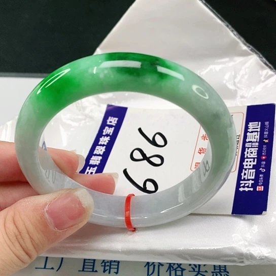 翡翠手镯未镶嵌翡翠