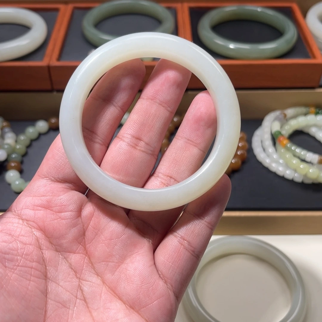 和田玉未镶嵌手镯