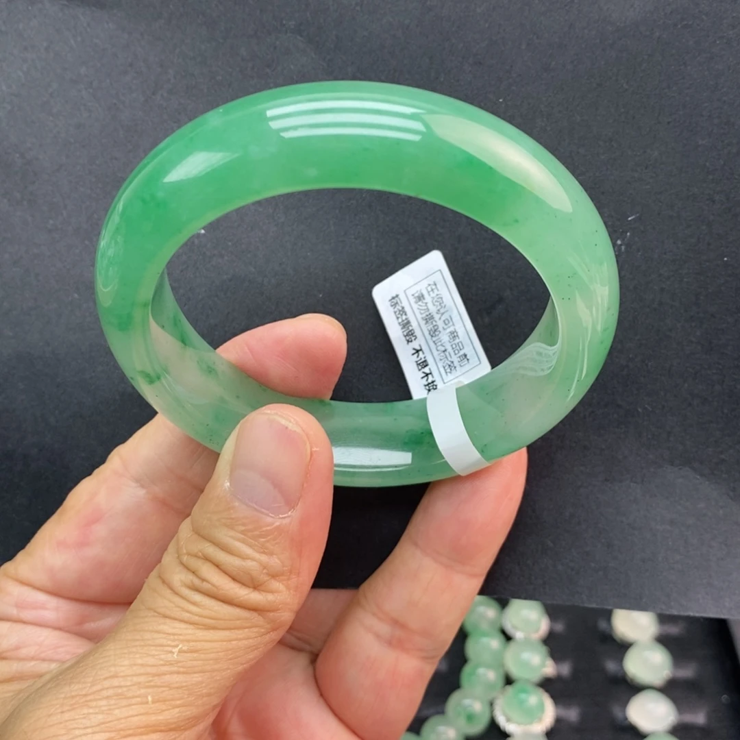 小***七石英质玉未镶嵌手镯