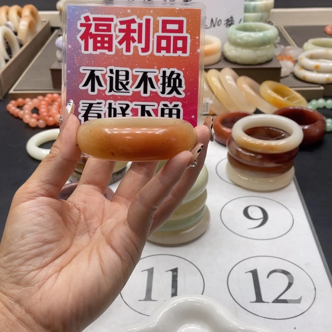 石英岩玉手镯未镶嵌?