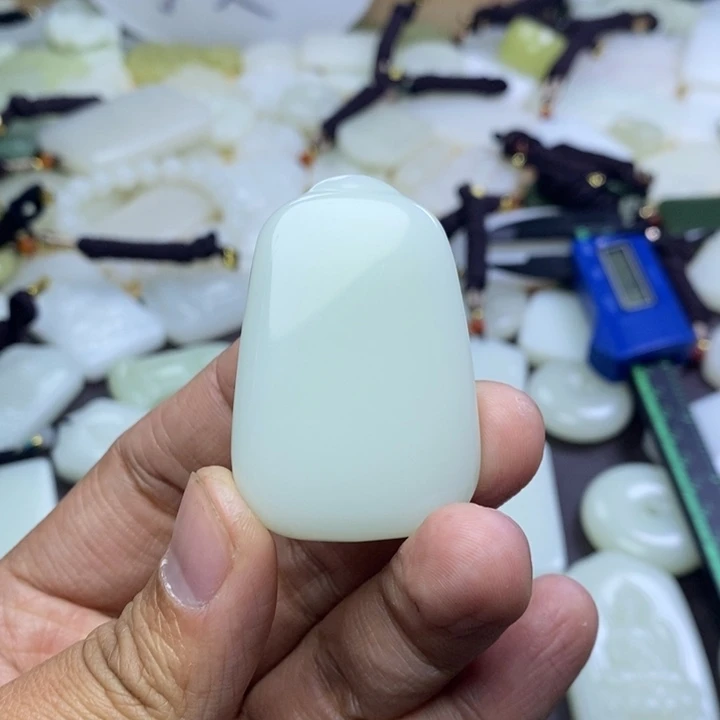 喵***愈和田玉未镶嵌颈饰