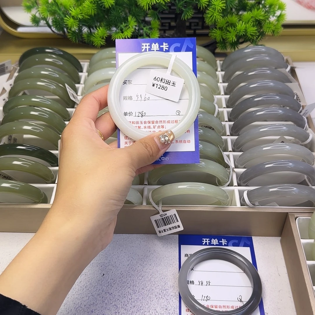 和田玉未镶嵌手镯