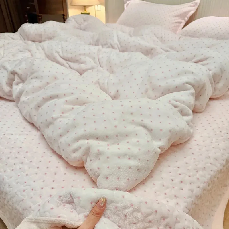 少女粉波点奶油风床盖款四件套牛奶绒粉色被套绗缝床单珊瑚绒床品
