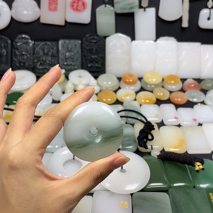 已***置颈饰未镶嵌石英质玉