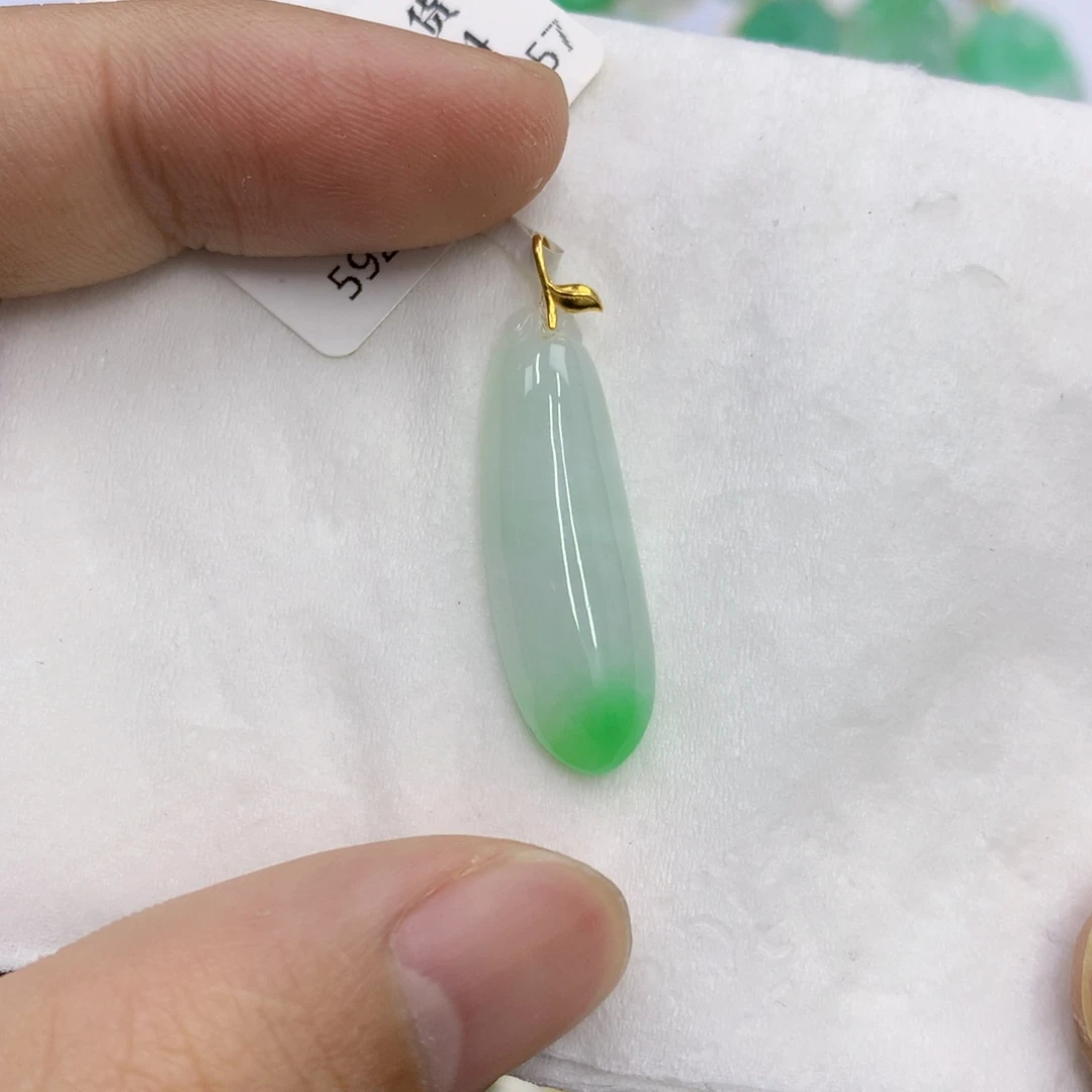 翡翠18K金镶嵌颈饰翡翠