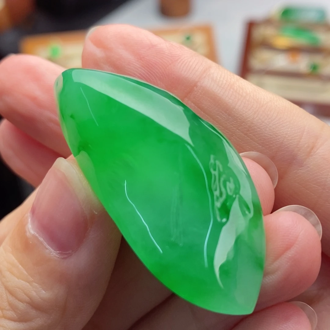 未镶嵌定制翡翠阳绿色胶块 极简风格