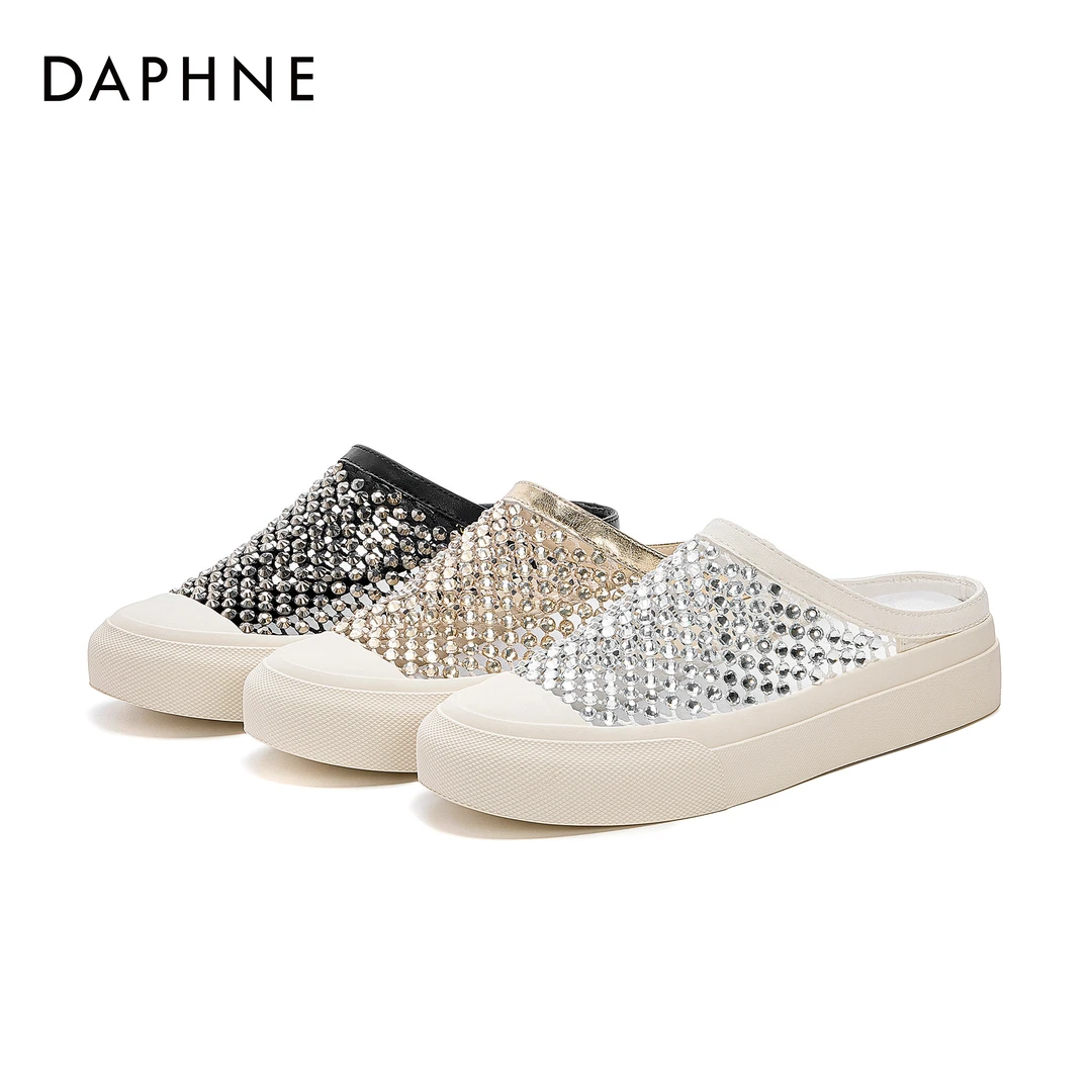 【达芙妮】25年夏季新款镂空钻面一字拖鞋编织包头网休闲沙滩拖鞋