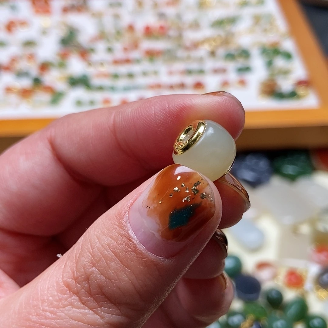 和田玉耳饰足金镶嵌