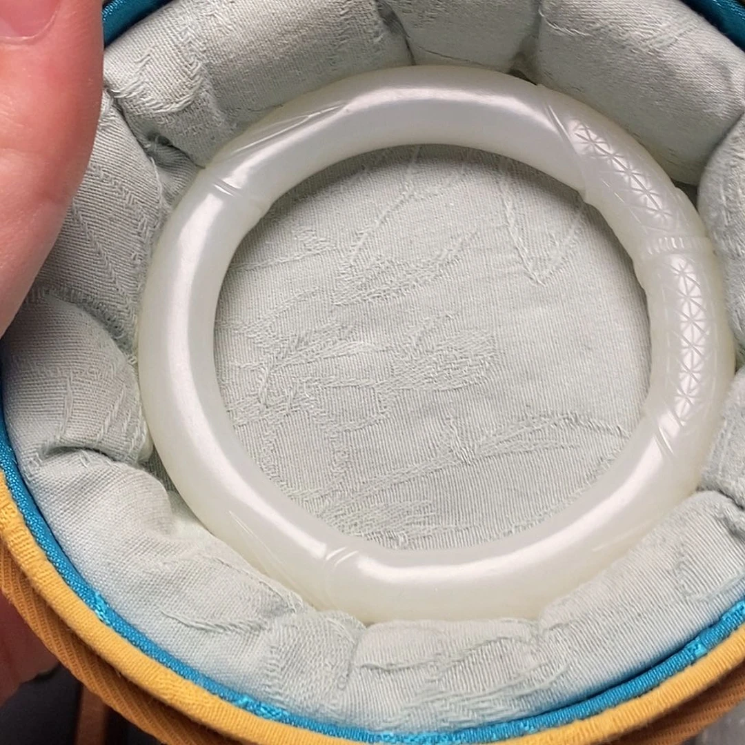 和田玉未镶嵌挂件抱*者