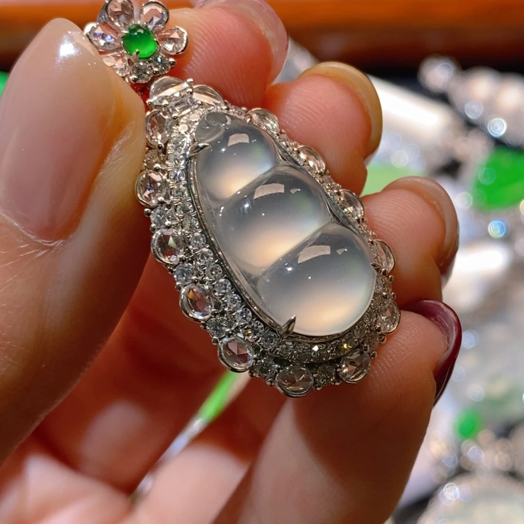 翡翠18K金镶嵌颈饰