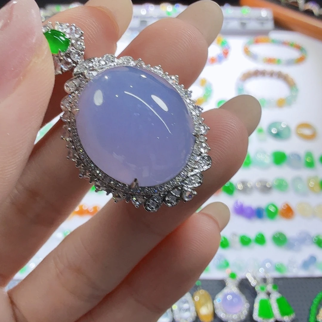 翡翠18K金镶嵌颈饰鸽子蛋