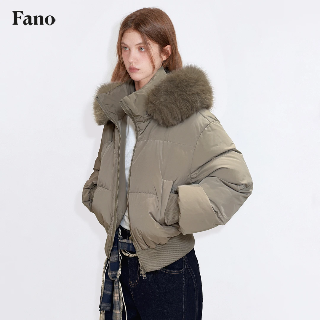 范洛 “造型感 冬季时髦出街”灰调短款连帽毛领羽绒服FC26W036推广