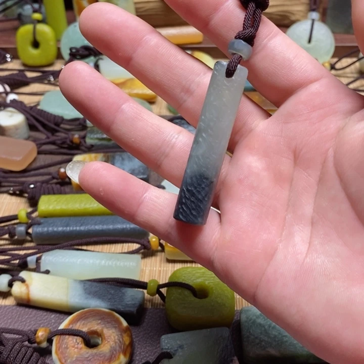 蛇纹石玉挂件未镶嵌