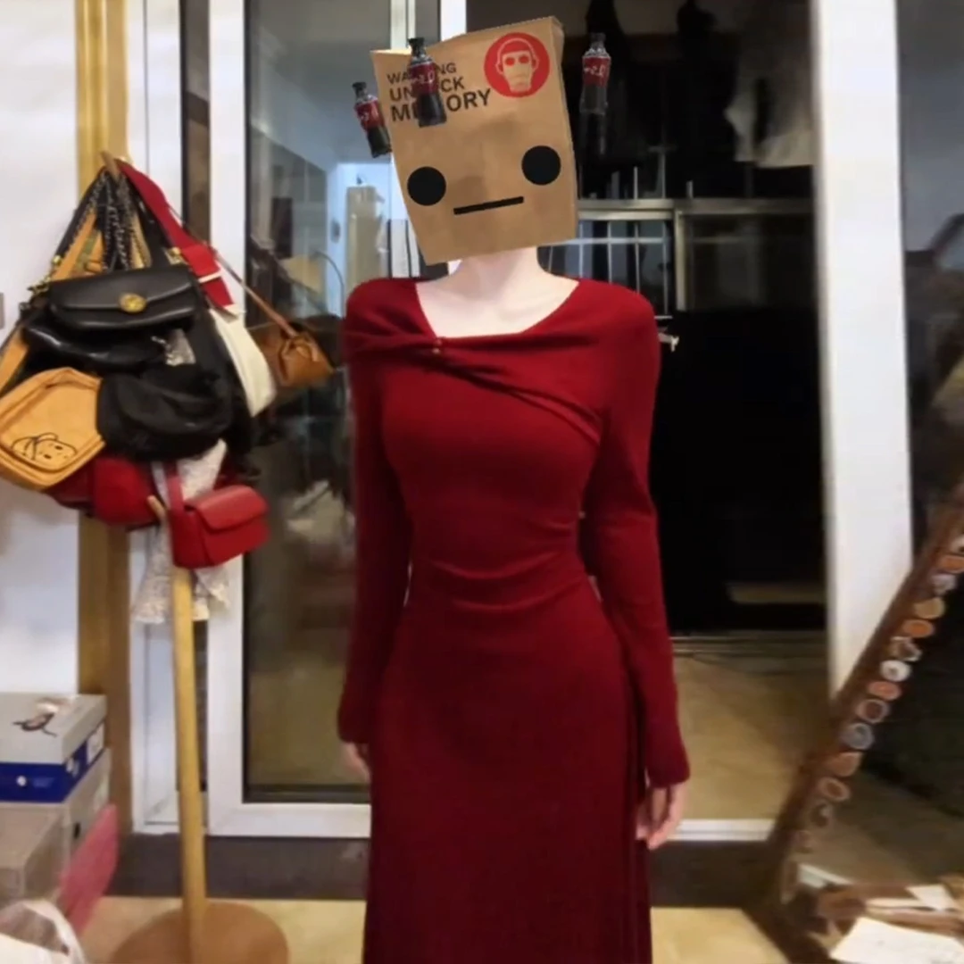 圣诞新年战袍红色针织连衣裙女秋冬2025新款气质收腰显瘦包臀长裙