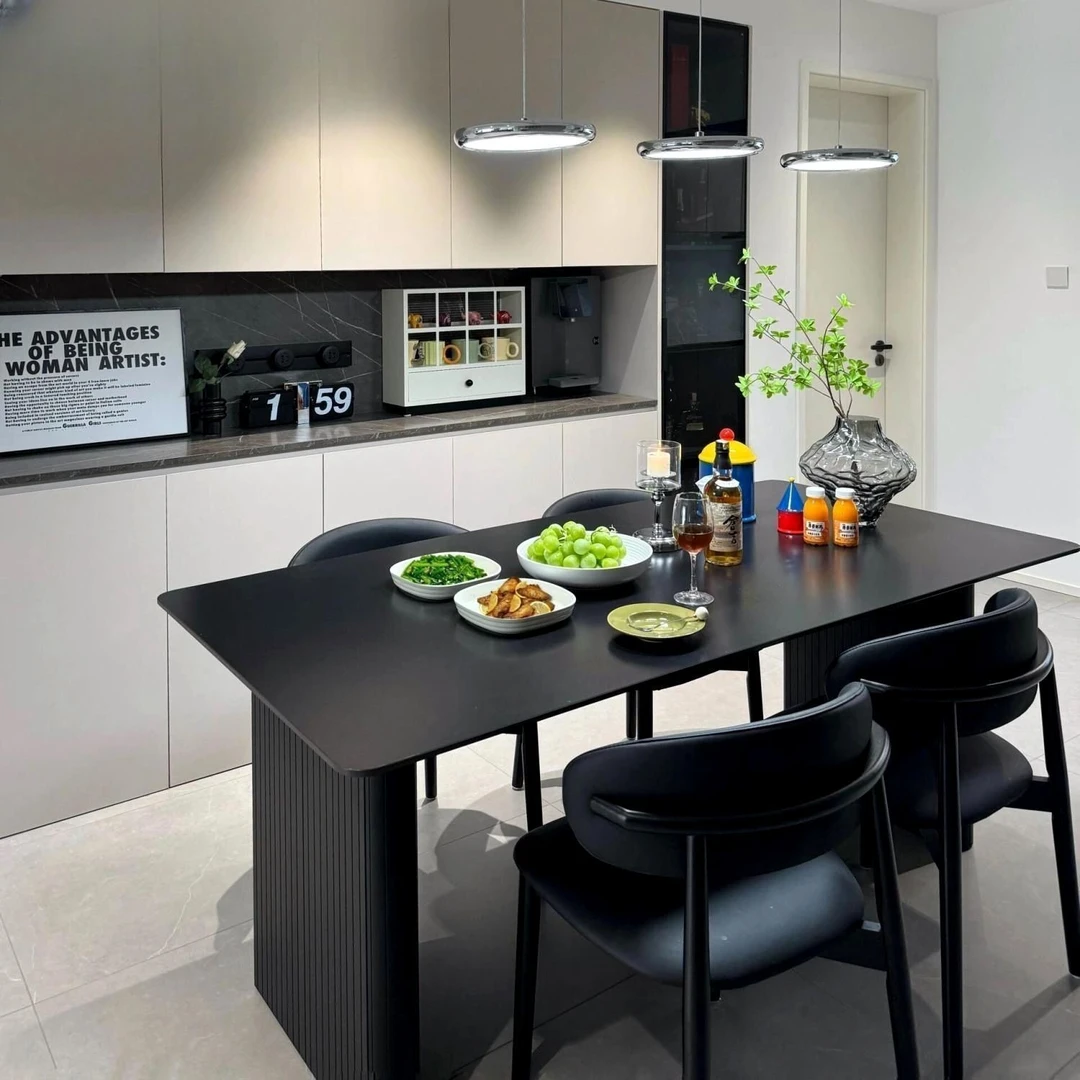 2025新款现代轻奢黑色岩板餐桌椅餐桌组合意式家用饭桌长方形组合