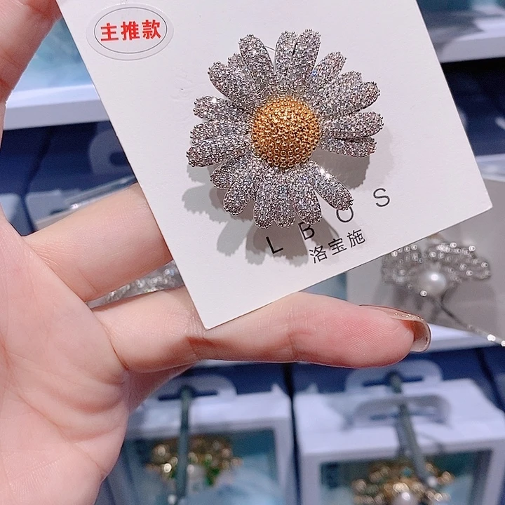 锆石铜合金小雏菊胸针
