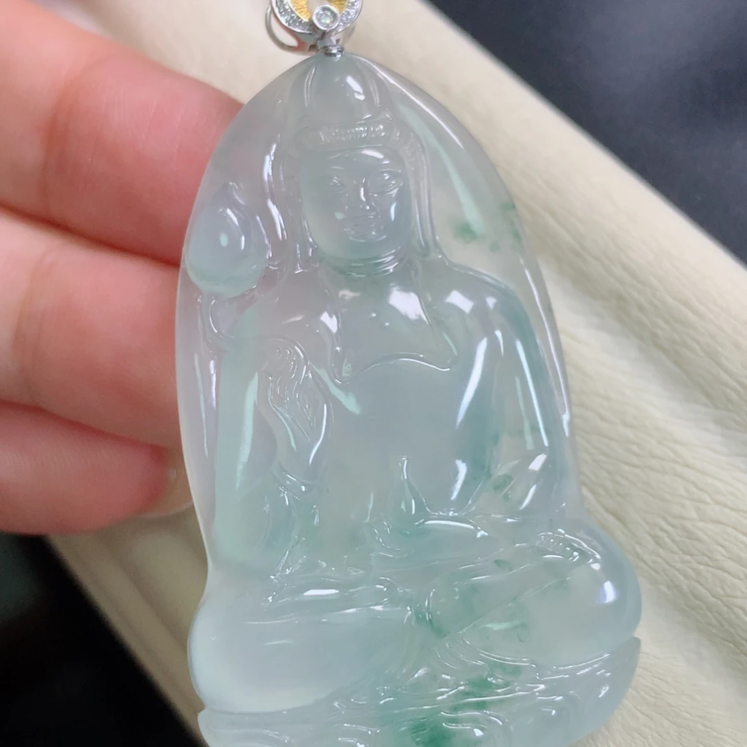 翡翠18K金镶嵌颈饰观音