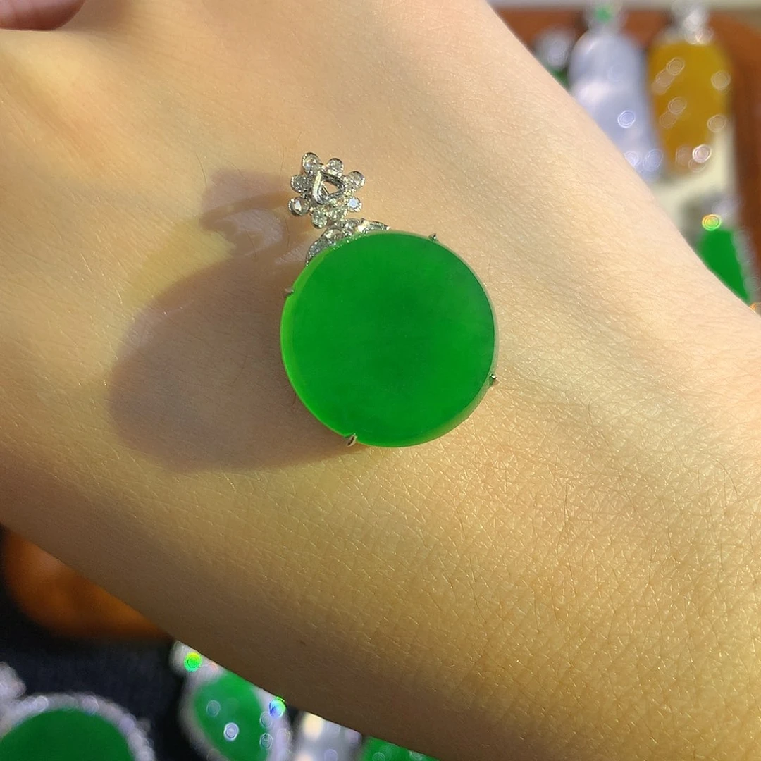 颈饰18K金镶嵌翡翠