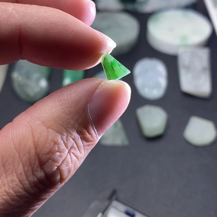 翡翠未镶嵌颈饰翡翠未镶嵌颈饰