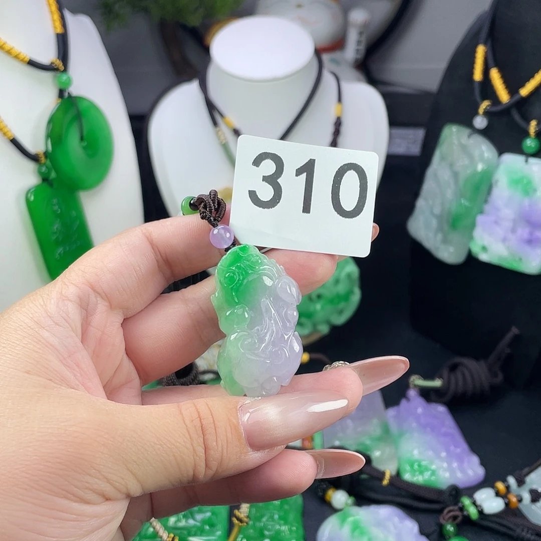 翡翠未镶嵌吊坠(赠链)