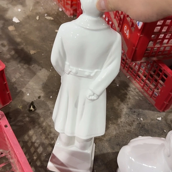 摆件人***己景德镇陶瓷艺术品