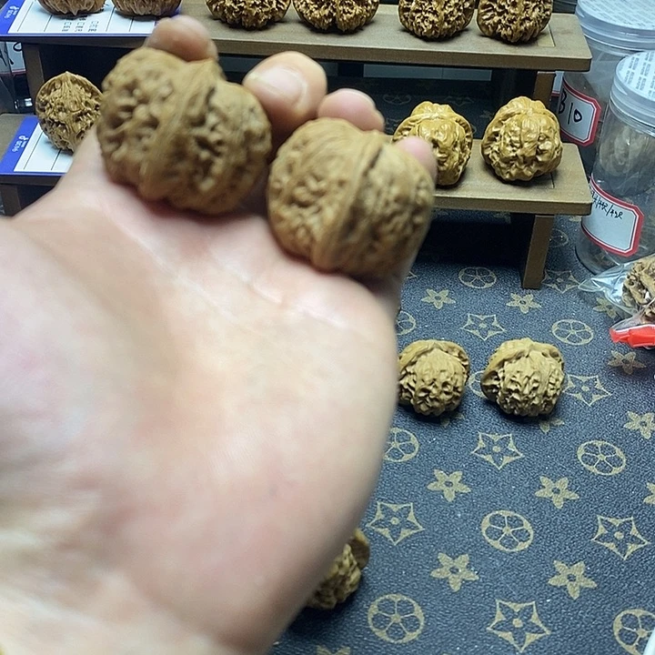 文玩核桃吊坠元宝