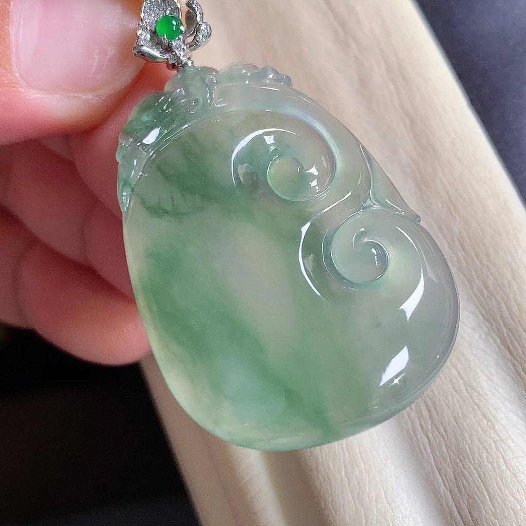 翡翠18K金镶嵌颈饰大如意