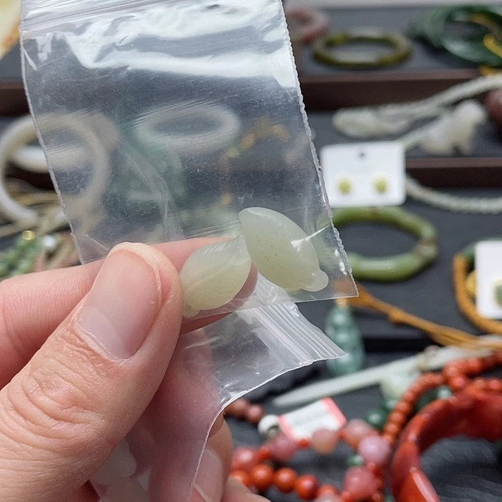 和田玉吊坠未镶嵌淡**月