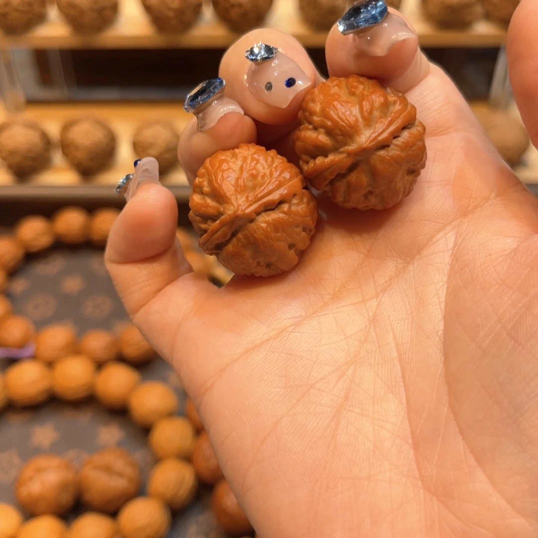 文玩核桃把件红皮爆肉八棱